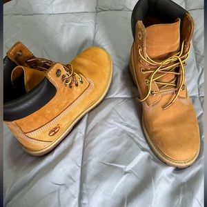 Timberland boots barely worn, like new.